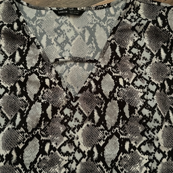 Cute Snake Print Blouse - Picture 2 of 3